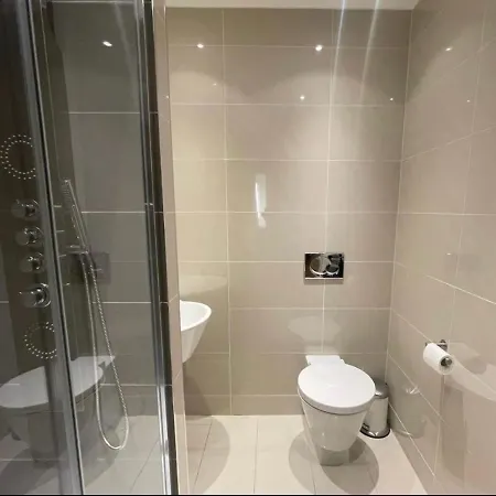 Not On Market Unable To Take Bookings * Glasgow