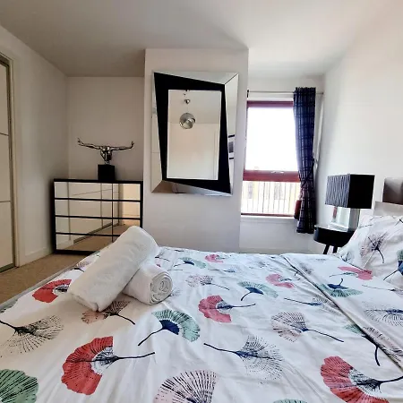 Two Bed Penthouse In The Heart Of 公寓