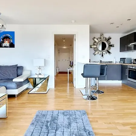 Two Bed Penthouse In The Heart Of 公寓