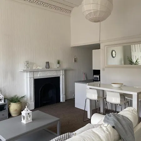 Captivating In Westend Uk Apartment *