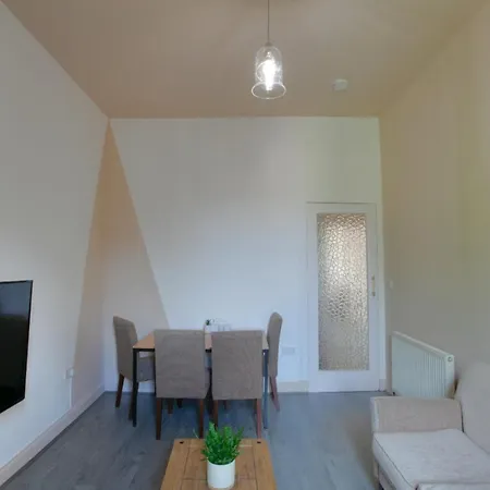 Spacious West End Glasgow: 3-bed With Free Parking Apartment *