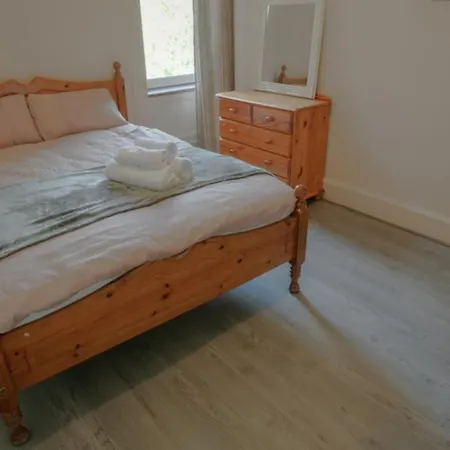 Spacious West End Glasgow: 3-bed With Free Parking Apartment