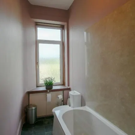 Spacious West End Glasgow: 3-bed With Free Parking Apartment *