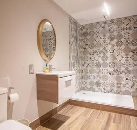 Stylish 2 Bedroom In Park Circus, West End Apartment *