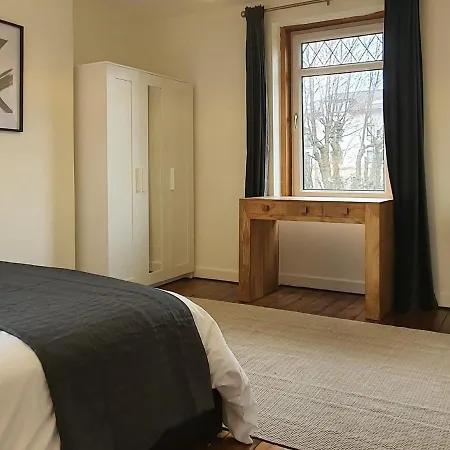 Large 3 Bed West End Free Parking & Electric Vehicle Point Apartament Glasgow