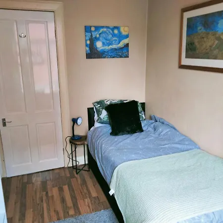 Apartment Spacious Flat In Bridgeton, *