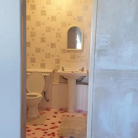 Beautiful Bedroom, Glasgow City Centre G4 Private Spare-Room Apartment *