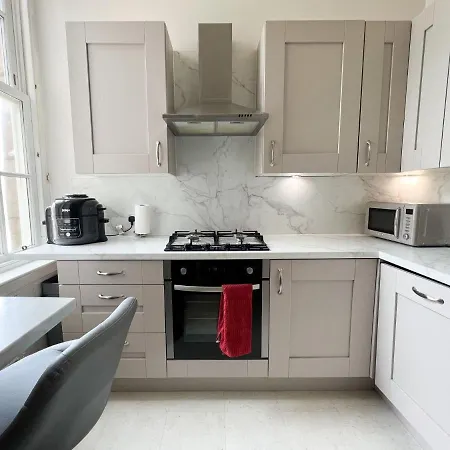 2-Bed Modern City Centre Apartment