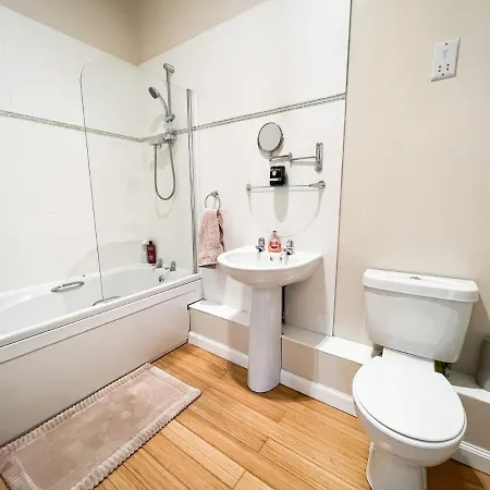 2-Bed Modern City Centre Apartment *
