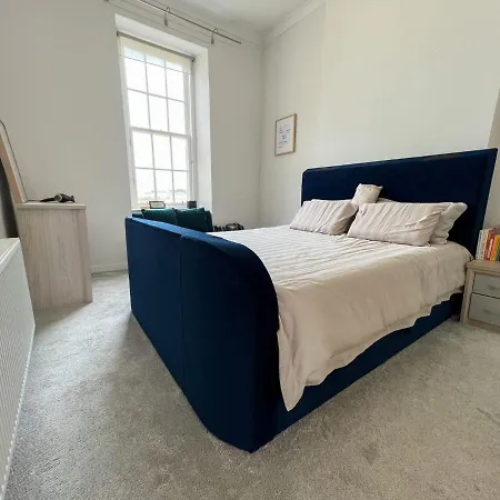 2-Bed Modern City Centre Apartment