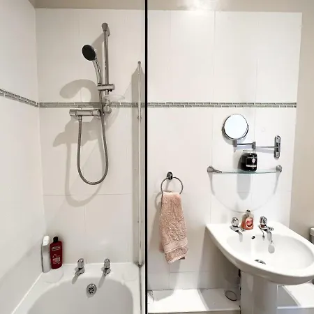 2-Bed Modern City Centre Apartment