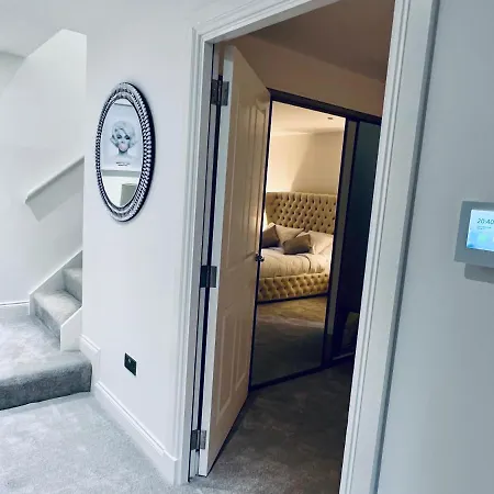 Designer House - Of / 'hillhead' West End G12 - Luxurious & Contemporary Detached House / Terrace / Garden / 'electric Car Charging' Garage Parking غلاسغو