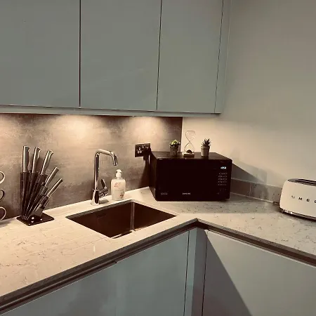 Designer House - Of / 'hillhead' West End G12 - Luxurious & Contemporary Detached House / Terrace / Garden / 'electric Car Charging' Garage Parking * Glasgow