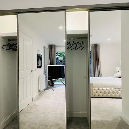 Designer House - Of / 'hillhead' West End G12 - Luxurious & Contemporary Detached House / Terrace / Garden / 'electric Car Charging' Garage Parking Villa Glasgow