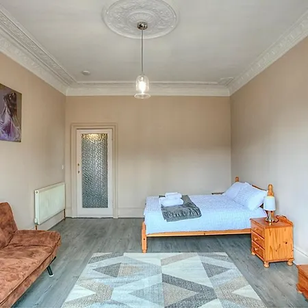 Spacious West End Glasgow: 3-bed With Free Parking *