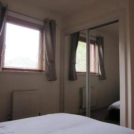Cozy Off Road 2 Bedroom With Free Wi-fi And Private Parking Глазго