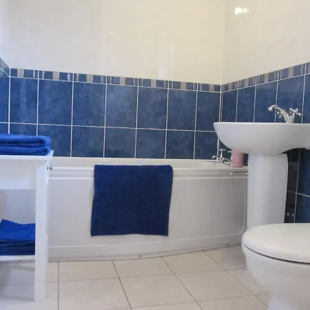Апартаменты Cozy Off Road 2 Bedroom With Free Wi-fi And Private Parking
