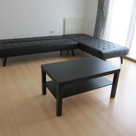 Cozy Off Road 2 Bedroom With Free Wi-fi And Private Parking Апартаменты