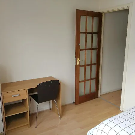 A Double Bedroom Near Centre Not In Great Condition Suitable For Short * Glasgow