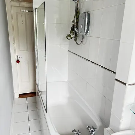 1 Bedroom Flat In Tolcross, Floor. Apartment