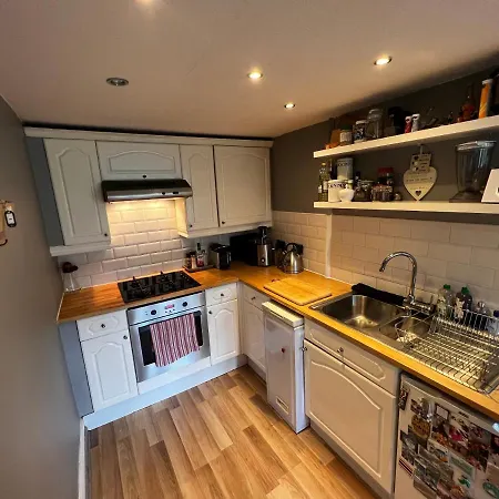 1 Bedroom Flat In Tolcross, Floor. Apartment