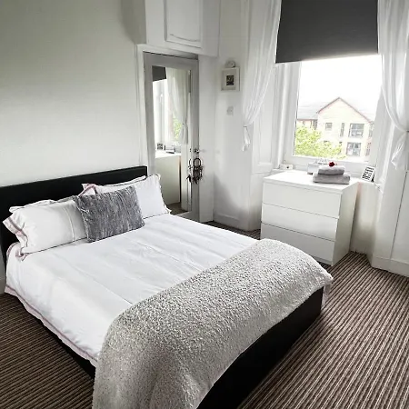 1 Bedroom Flat In Tolcross, Floor. Glasgow