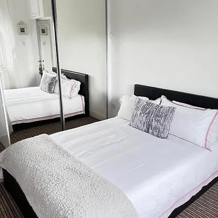 1 Bedroom Flat In Tolcross, Floor. Glasgow