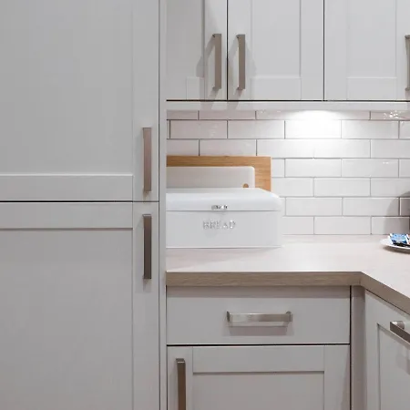 Pass The Keys Lovely Traditional 2 Bedroom Flat In West End *