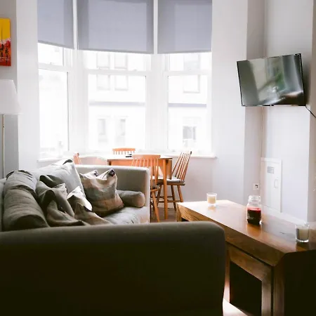 Pass The Keys Lovely Traditional 2 Bedroom Flat In West End