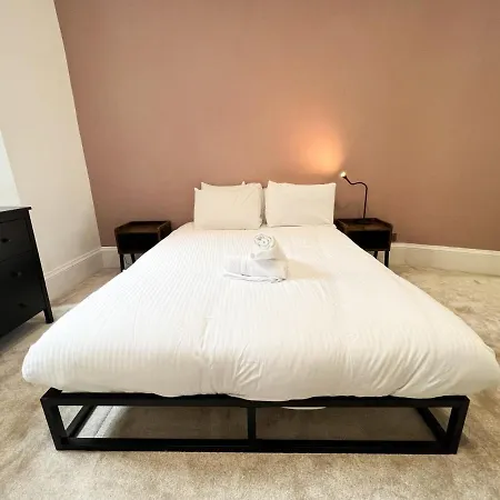 Modern 1br West End Flat
