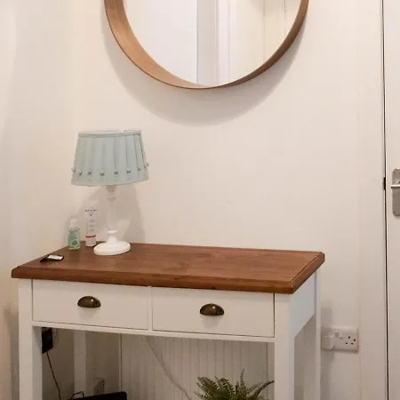 Apartment Pass The Keys Lovely Traditional 2 Bedroom Flat In West End