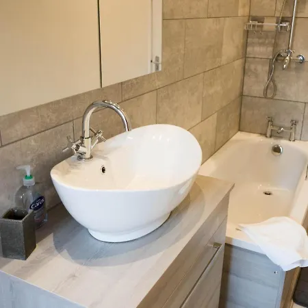 Pass The Keys Lovely Traditional 2 Bedroom Flat In West End