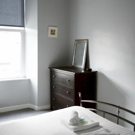 Pass The Keys Lovely Traditional 2 Bedroom Flat In West End