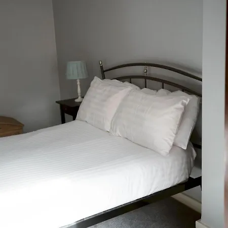 Pass The Keys Lovely Traditional 2 Bedroom Flat In West End