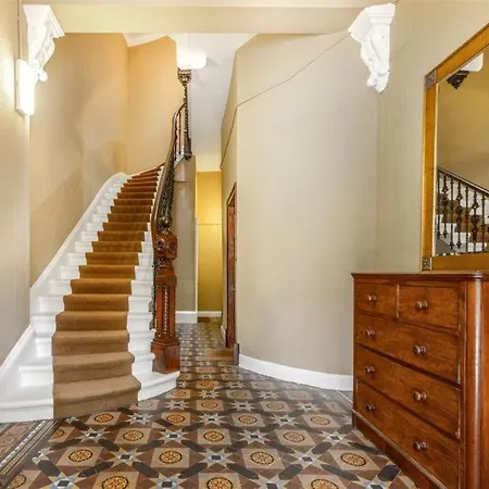 Beautiful Double In Idyllic West End Townhouse Accommodatie bij particulieren *