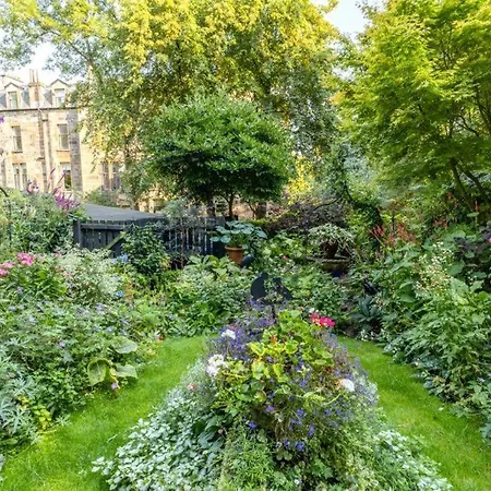 Beautiful Double In Idyllic West End Townhouse Homestay