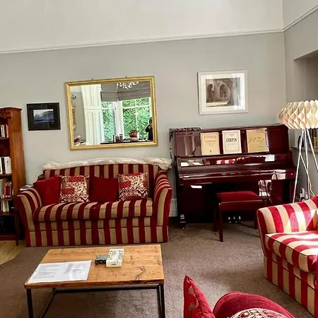 Beautiful Double In Idyllic West End Townhouse