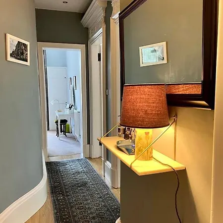 Beautiful Double In Idyllic West End Townhouse Accommodatie bij particulieren