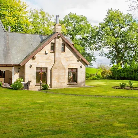 Stunning 4-bedroom With Hot Tub & Sauna Near Loch Lomond Glasgow