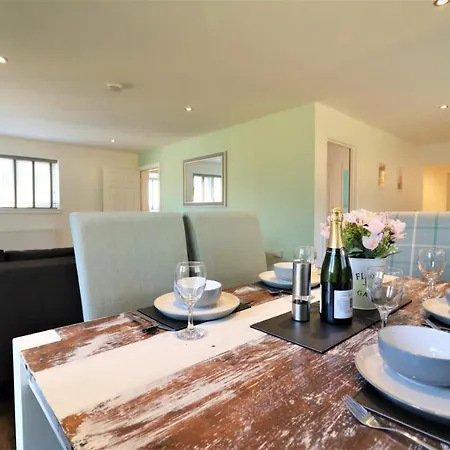 Signature - Railway House 5 Bed *