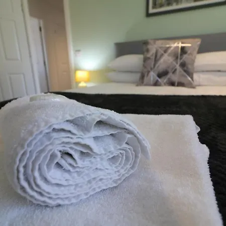 Signature - Railway House 5 Bed Apartment Glasgow