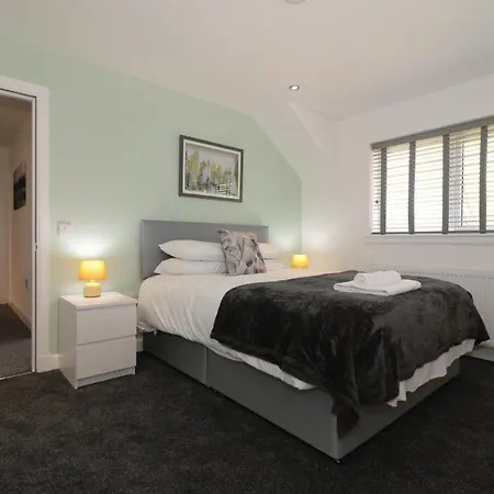 Signature - Railway House 5 Bed Apartment *