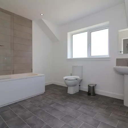 Signature - Railway House 5 Bed Apartment *