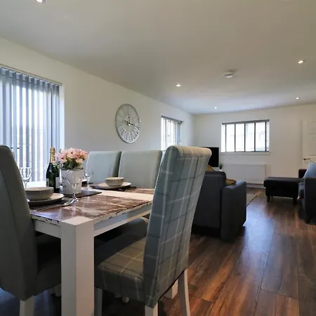 Signature - Railway House 5 Bed * Glasgow