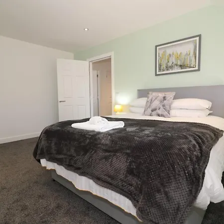 Signature - Railway House 5 Bed Apartment