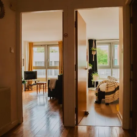 Lovely Bohemian In Heart Of Life Glasgow