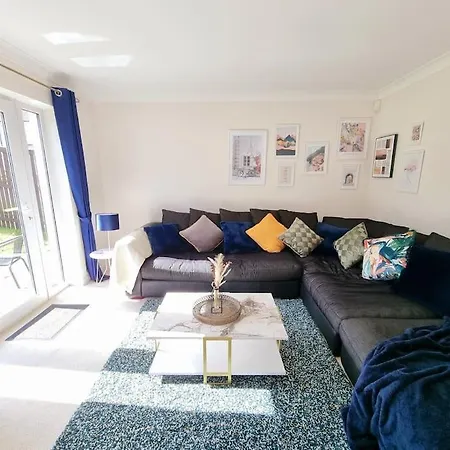 Homely Three Bed In Glasgow