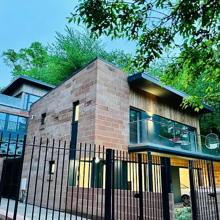 Villa Designer House - Of / 'hillhead' West End G12 - Luxurious & Contemporary Detached House / Terrace / Garden / 'electric Car Charging' Garage Parking