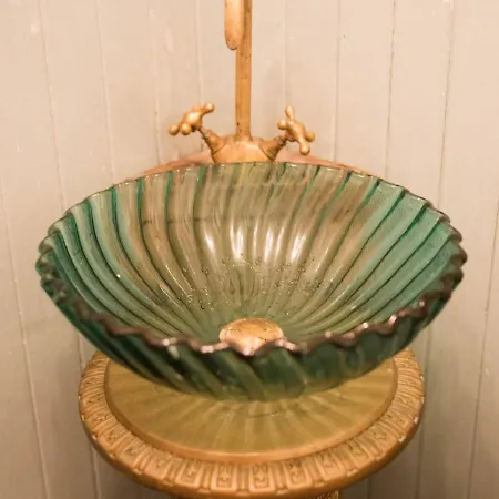 Pass The Keys Artistic And Stylish 2 Bedroom Flat In Centre *