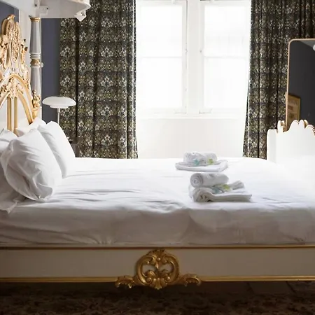 Pass The Keys Artistic And Stylish 2 Bedroom Flat In Centre